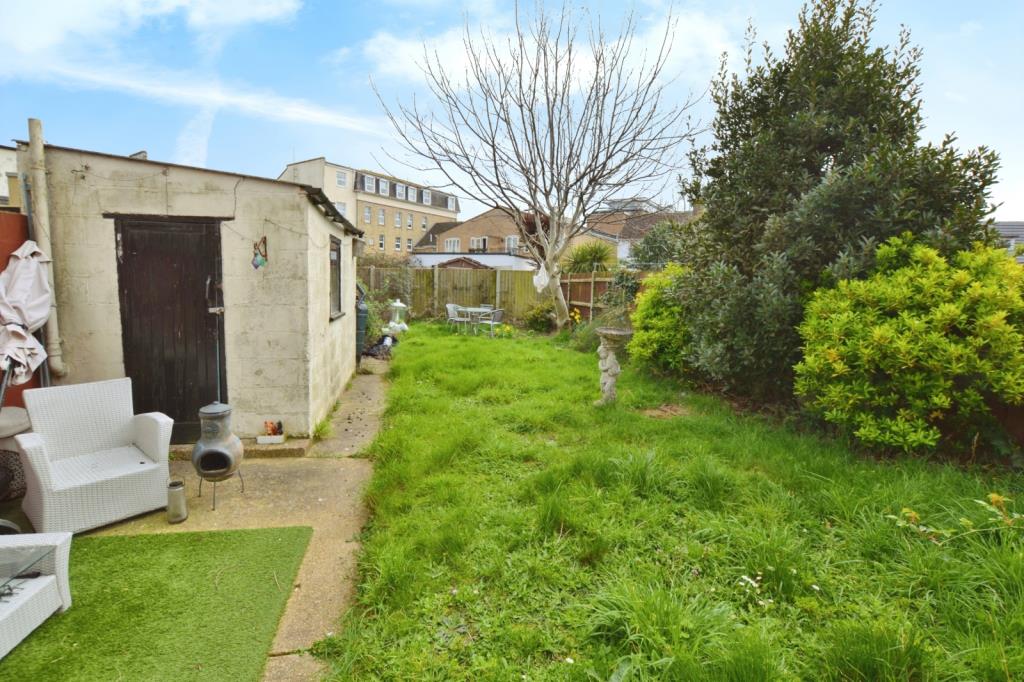 Lot: 71 - FREEHOLD DETACHED BUILDING ARRANGED AS TWO FLATS CURRENTLY LET - Garden and shed to the rear for the use of flat 1